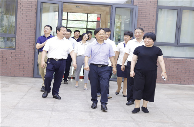金華市教育局局長樓偉民來到金世豪國際學校走訪調研