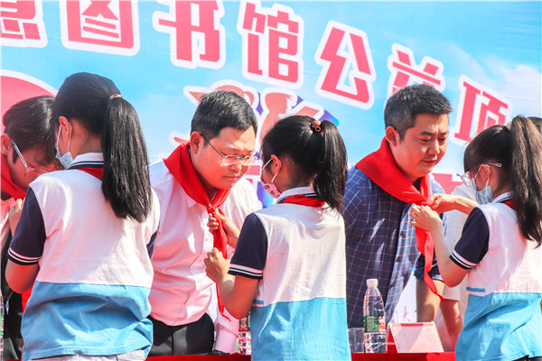 16524117753341052mZc.jpg 獻紅領巾2-1.jpg