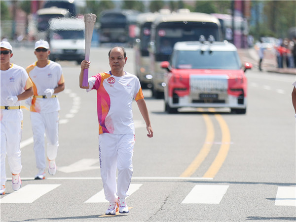 16946559407066310y2A.jpg 韋曉青傳遞火炬_副本.jpg